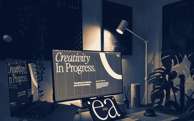 Escritorio con una pantalla mostrando un proyecto en marcha